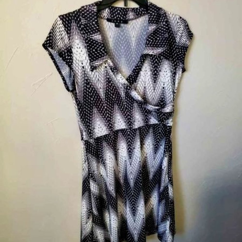 Snap size medium black and white dress
